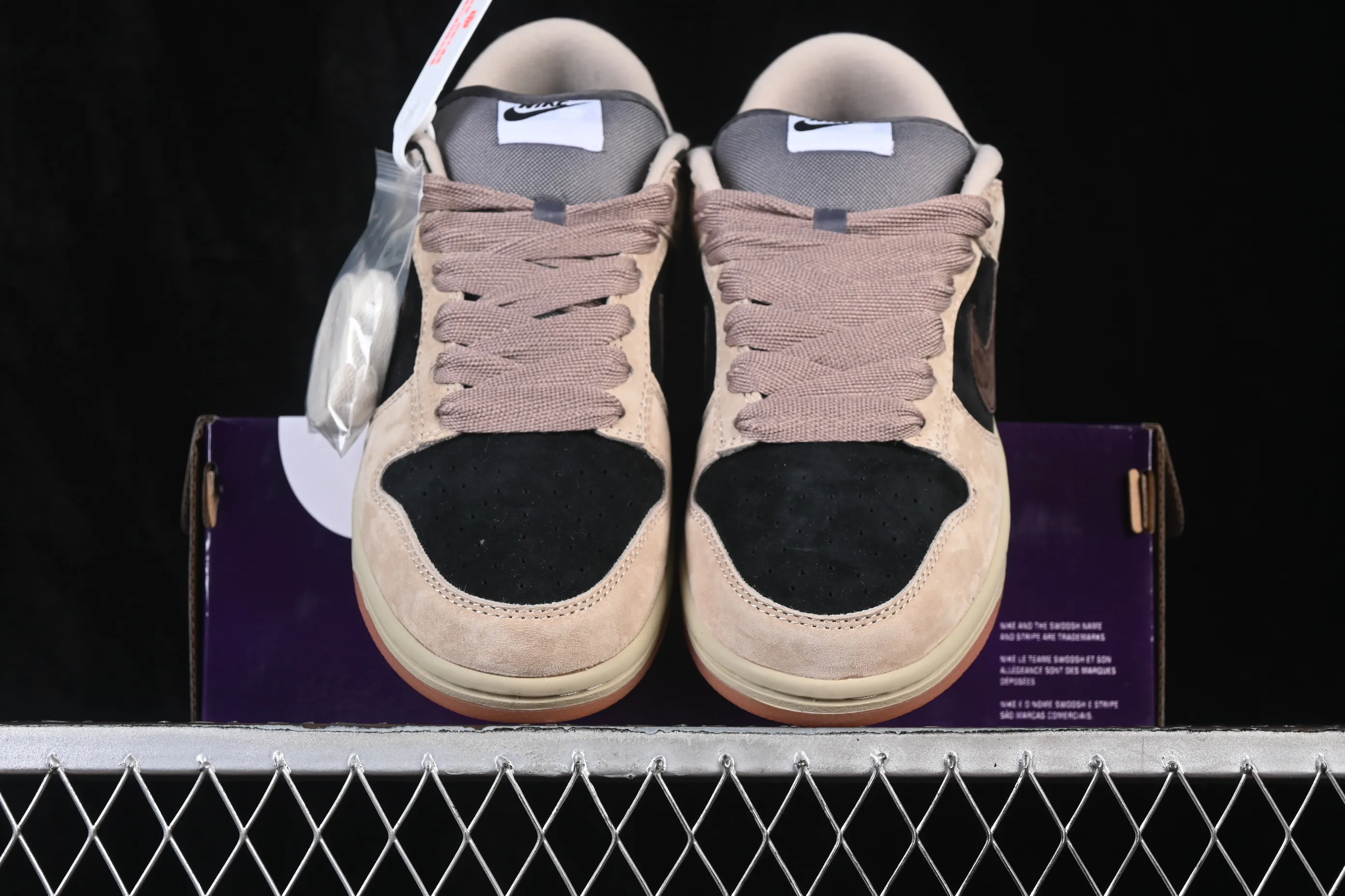 All Categories Nk SB Dunk Series Nk SB Dunk Low Low-top sneakers Nike SB Dunk Low Khaki black and gray hook Low-top casual sneakers HJ0367-200